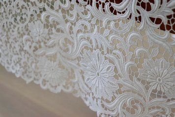Weissfee table runner - Belvedere White