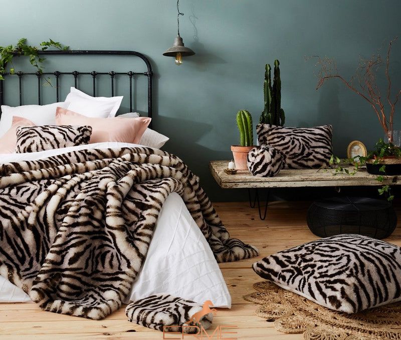 Fur rug for bed Mansion - White Tiger