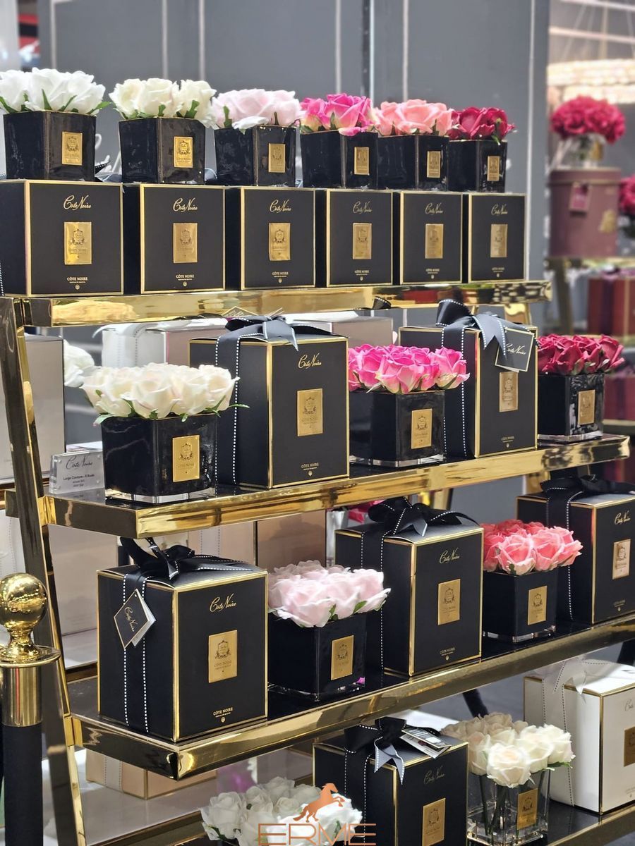 Aromatic composition of Cote Noire roses in a square vase - Red, Under the order (delivery from 4 weeks)